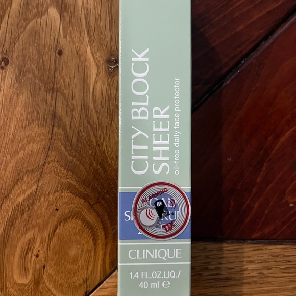 Clinique City Block Sheer Broad Spectrum SPF 25 - Picture 2 of 2
